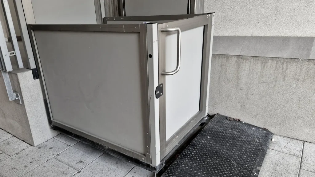 plataforma elevadora en portal